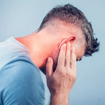 Почему болит ухо: причины и диагностика